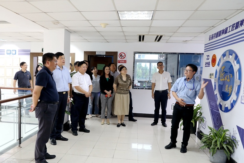 2020年7月29日，時(shí)任浙江省政協(xié)常委、社法委副主任、省總工會(huì)副主席、一級(jí)巡視員董建偉蒞臨景興紙業(yè)調(diào)研新時(shí)代工匠培育工作
